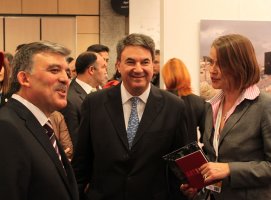 Der Staatspräsident der Türkei, Abdullah Gül, mit Emin Mahir Balcioglu, Director der Contemporary Istanbul und Anemone Vostell, GF des LVBG (v. li. n. re.) in der BERLIN LOUNGE. Foto: Marc Grümmert.