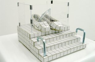  Maria & Natalia Petschatnikov: Wellness (7 Fountains), Tuesday: Aqua Step; 2007, Keramikkacheln, Wasserpumpe, Objekte, 50x60x40 cm